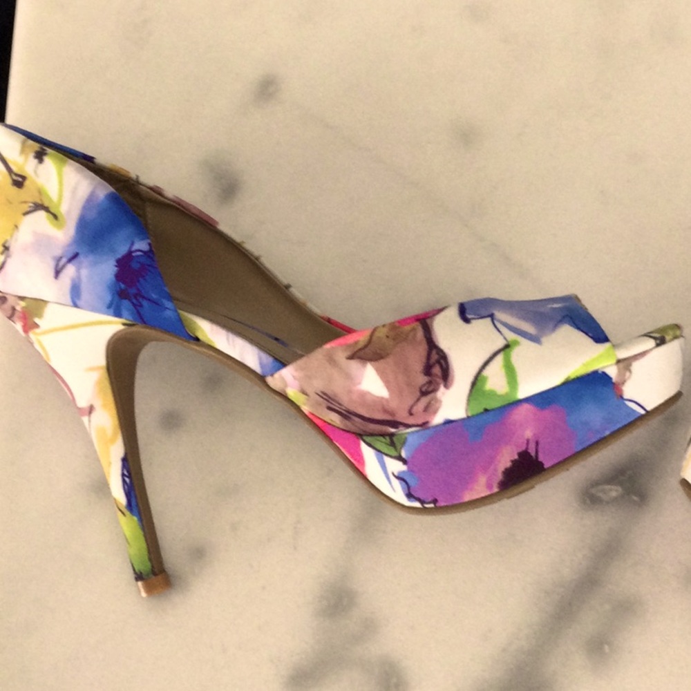 9M NWOB Floral Print Fergie Heels - Picture 7 of 10